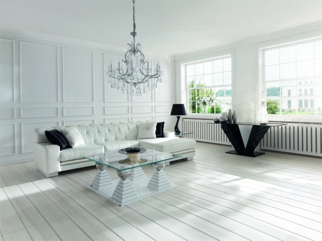 salon-design-canapé-chesterfield-blanc-table-basse-blanche-table-appoint-noire-lustre-métal-verre