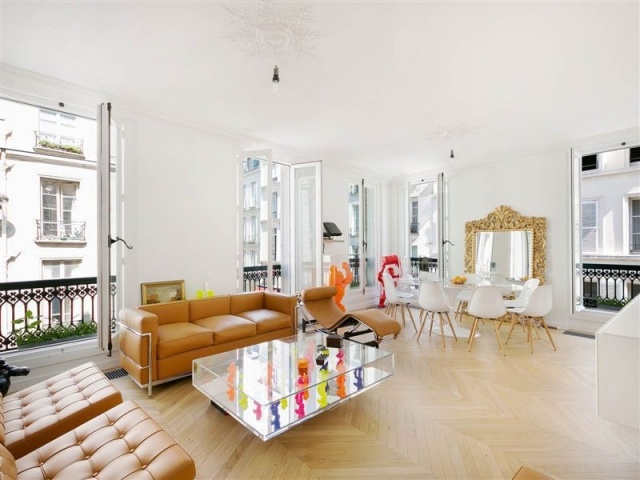 salon-design-canapé-fauteuils-cuir-beige-chases-eames-blanches-cadre-miroir-baroque-or salon design