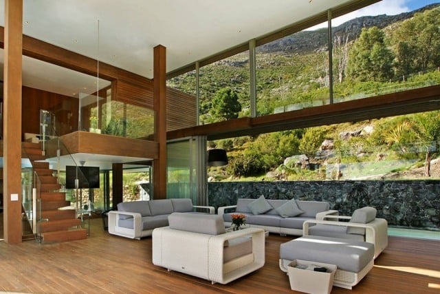 salon-design-mobilier-blanc-gris-moderne-escalier-bois-verre-fenêtres-panoramiques salon design