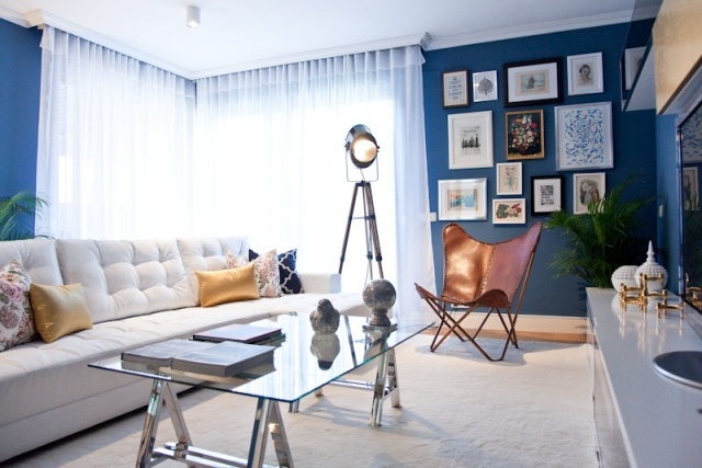 salon-design-peinture-murale-bleue-canapé-blanc-chaise-cuir-table-verre salon design