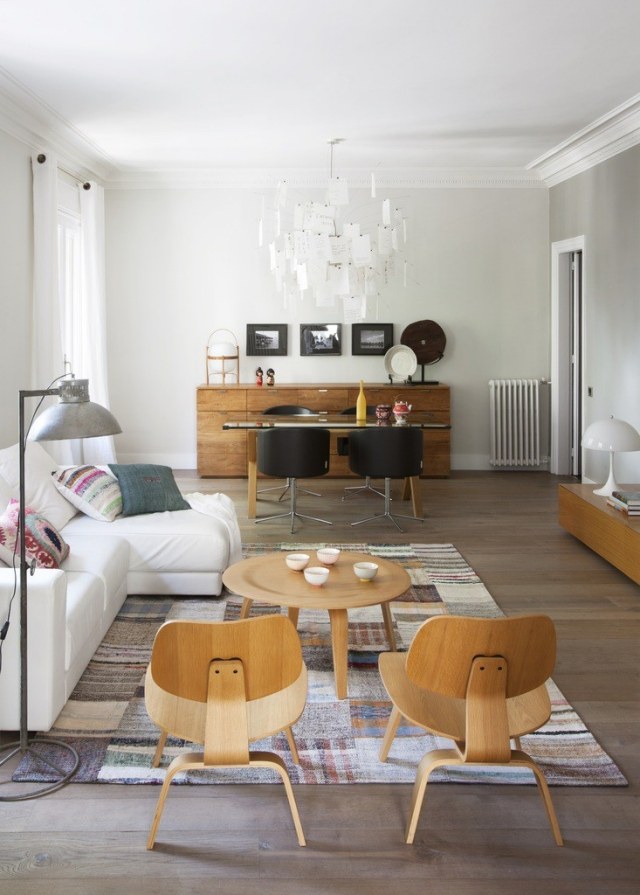salon-design-rétro-chic-table-basse-chaises-bois-canapé-blanc-tapis-patchwork salon design