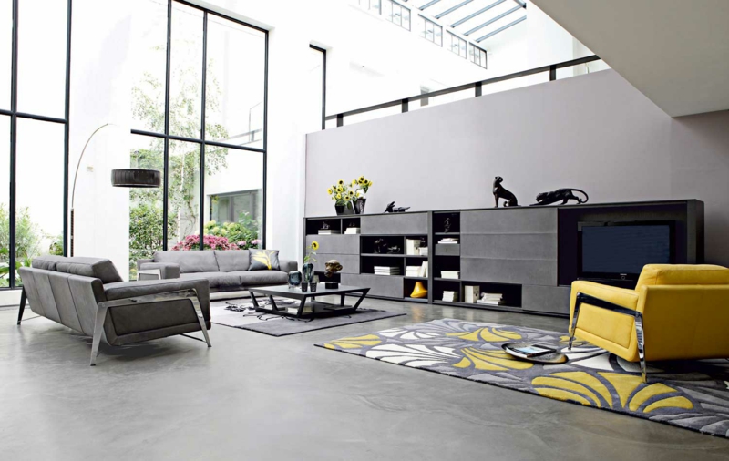 salon gris jaune lampadaire design noir Roche Bobois