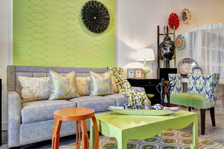 style-hippie-chic-salon-canapé-gris-coussins-or-argent-table-basse-peinture-murale-vert-anis