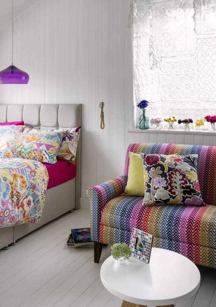 style-hippie-chic-salon-canapé-motif-chevron-multicolore-coussin-motifs-floraux