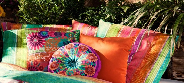 style-hippie-chic-salon-coussins-orange-rose-motifs-floraux-desigual