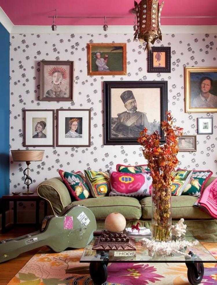 style-hippie-chic-salon-papier-peint-motifs-floraux-lafond-rose-canapé-coussins-multicolores-tapis