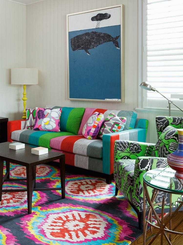 style-hippie-chic-salon-tapis-canapé-motifs-multicolores-table-basse-métal-verre style hippie chic