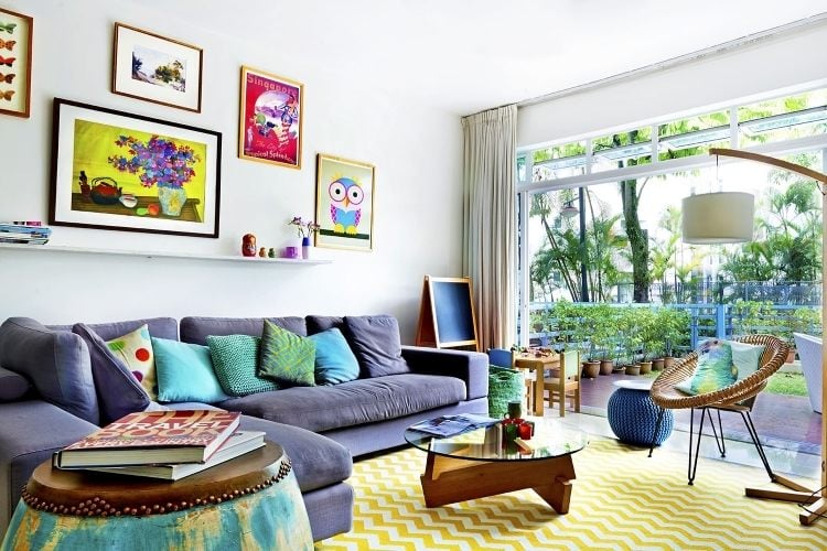 style-hippie-chic-salon-tapis-motif-chevron-jaune-coussins-turquoise-bleu-table-appoint style hippie chic