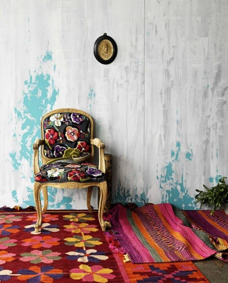 style-hippie-chic-salon-tapis-orange-rouge-motifs-multicolores-chaise-tapissée-peinture-murale 