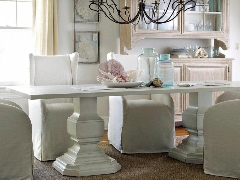 style shabby sobre meubles bois-clair-fauteuils-housses-blanches