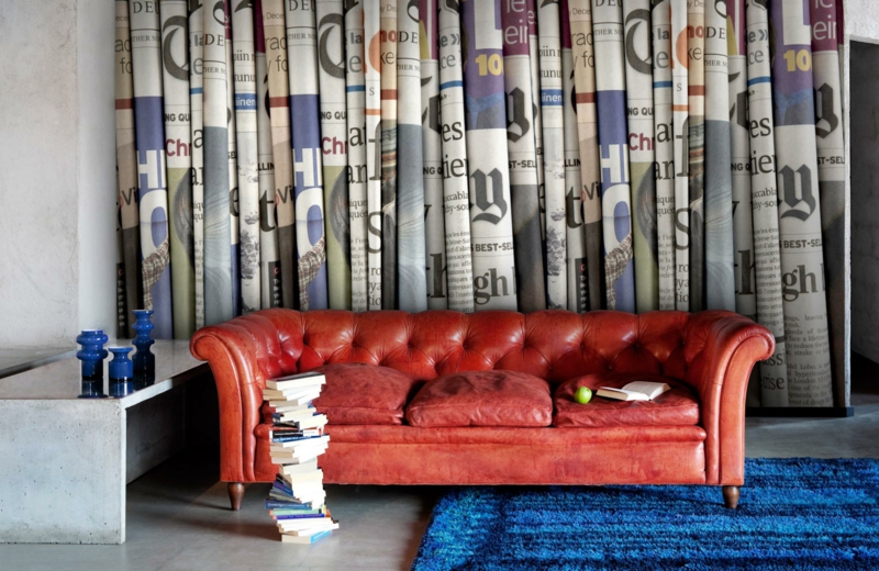 style-vintage-meubles-canape-doirt-cuir-tapis-bleu-papier-peint-dessins-journal