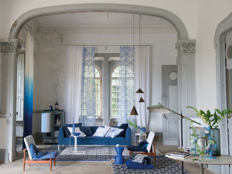 style-vintage-meubles-canape-droit-bleu-fauteuil-rideau-table-basse-suspensions