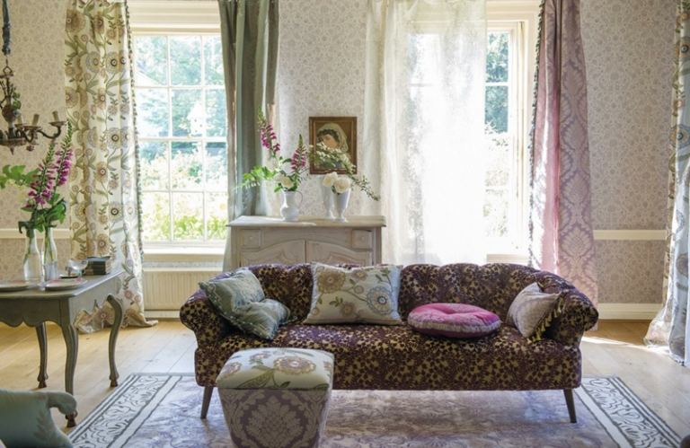 style vintage meubles-canape-droit-coussins-table-rectangulaire-rideau