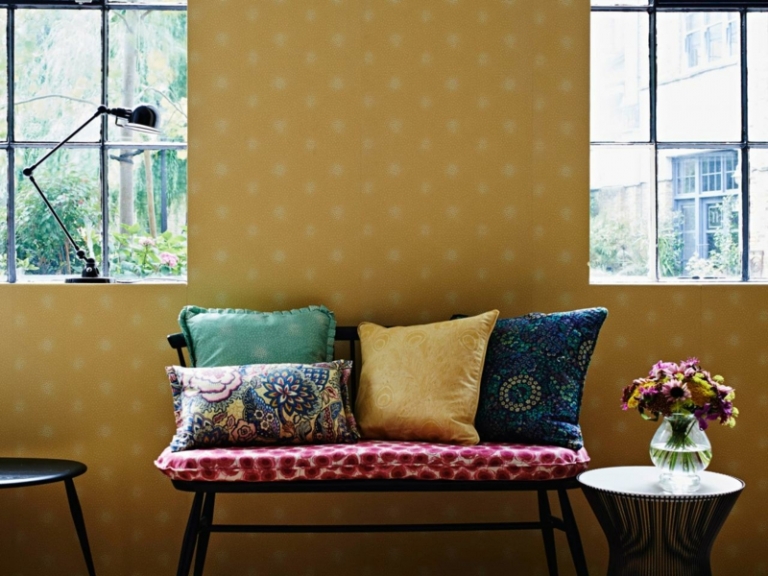 style-vintage-meubles-canape-droit-coussins-table-ronde-basse-peinture-murale-jaune