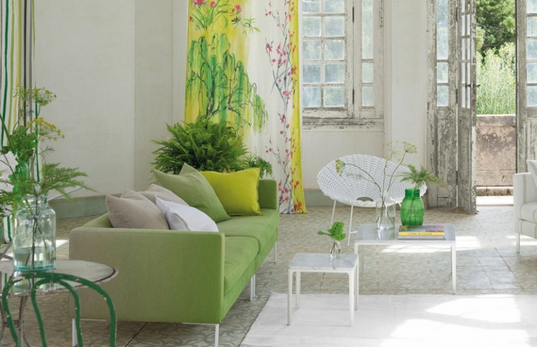 style-vintage-meubles-canape-droit-vert-coussins-tables-basse-carree-rideau-fenetre-peinture-ecaillee
