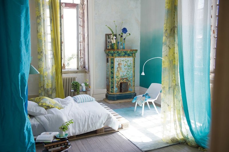 style-vintage-meubles-chambre-coucher-palettes-bois-lit-coussins-rideau-chaise-lampe-poser