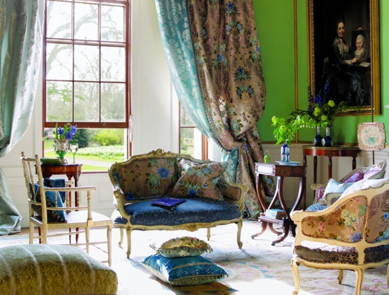 style vintage meubles-coussins-canape-droit-rideau-motif-floral