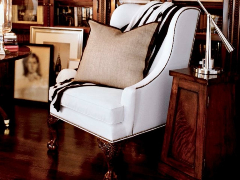 style-vintage-meubles-fauteuil-blanc-coussins-pieds-bois