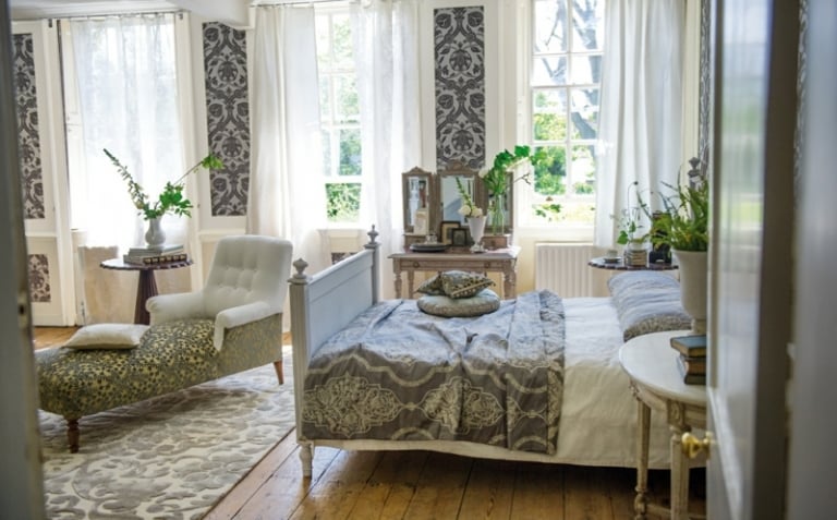 style-vintage-meubles-fauteuil-grand-lit-rideau-sol-bois-tapis