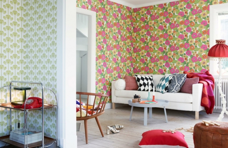 style-vintage-meubles-papier-peint-motif-floral-canape-droit-coussins-chaise-bois-coussins