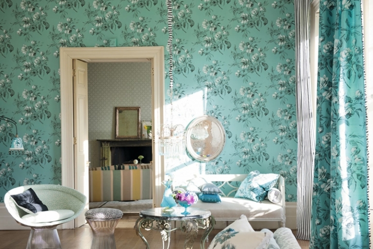 style-vintage-meubles-papier-peint-motif-floral-canape-droit-table-basse-ronde-chaise