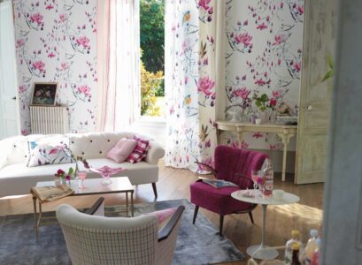 style-vintage-meubles-papier-peint-motif-floral-fauteuil-canape-droit-table-rectangulaire