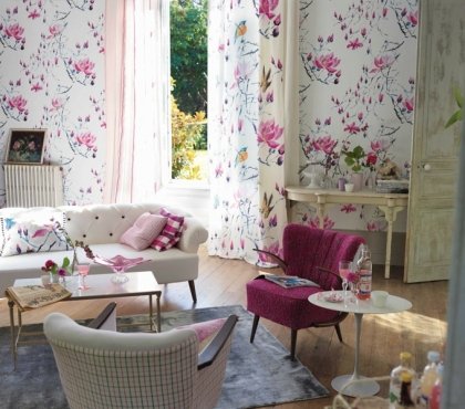 style-vintage-meubles-papier-peint-motif-floral-fauteuil-canape-droit-table-rectangulaire