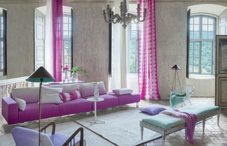 style-vintage-meubles-rideau-canape-rose-lampe-sol-ottoman