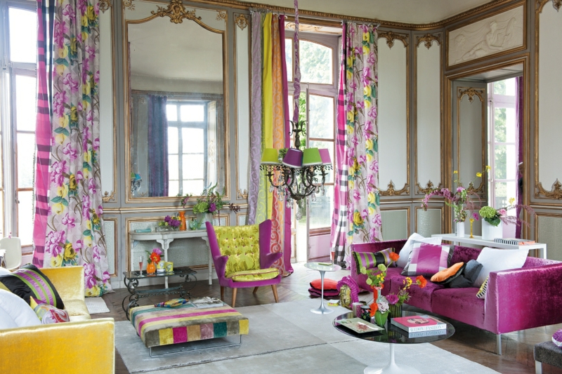 style-vintage-meubles-rideau-motif-floral-fauteuil-canape-droit-violet-fleurs-deco