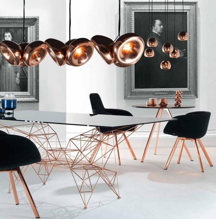 suspension-salle-manger-design-futuriste-cuivre-table-design-cool-chaises-tapissées suspension salle à manger