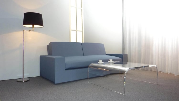 table-basse-acrylique-canape-droit-gris-salon-moderne-lampe-sol
