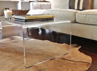 table-basse-acrylique-plexiglas-tapis-vache-canape-rembouree-bougie-deco-interieure