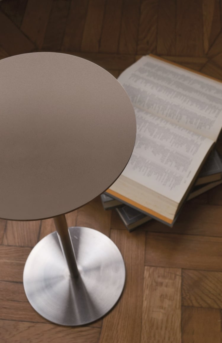 table-ronde-design-Ester-plateau-argile-pied-acier-brossé