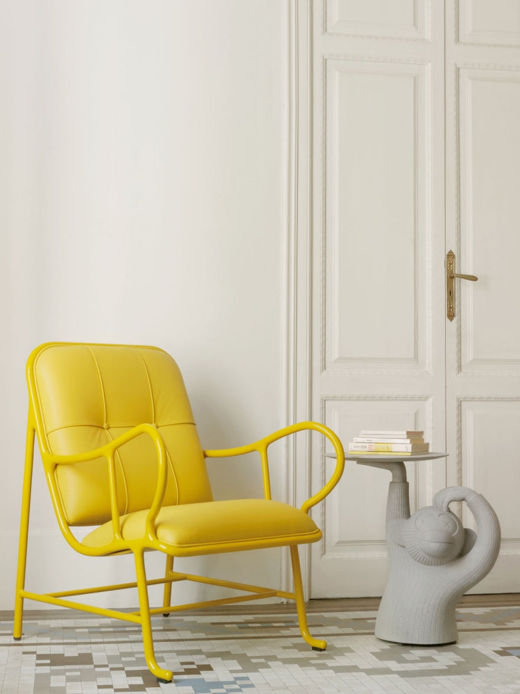 table-ronde-design-Monkey-béton-coulé-fauteuil-jaune