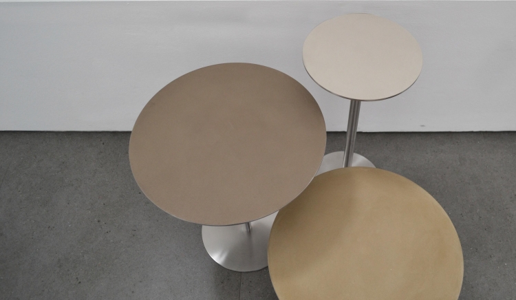 table-ronde-design-plateau-argile-pied-central-acier
