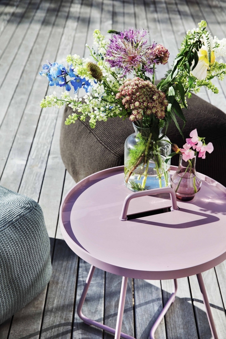 table-ronde-design-revêtement-poudre-rose-pastel