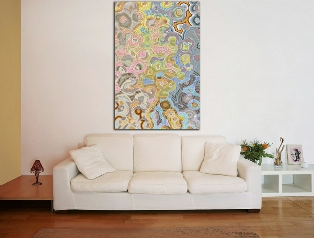 tableau-art-contemporain-abstrait-multicolore-canapé-blanc-plancher-bois