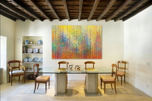 tableau-art-contemporain-salle-manger-blanche-plafond-bois-rustique-tableau-multicolore tableau art contemporain