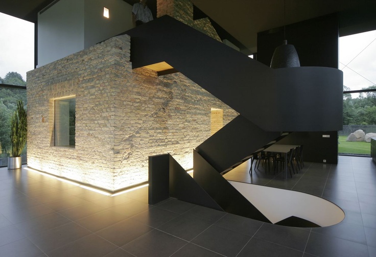 tendances-design-interieur-escalier-tournant-noir-mat-mur-brique-coin-repas