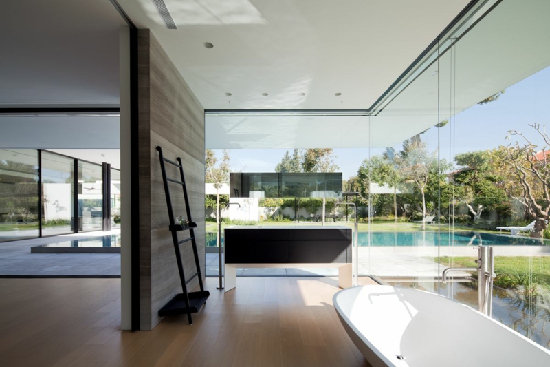 tendances-design-interieur-fenêtres-sans-cadre-vue-terrasse-piscine-salle-bains-luxe
