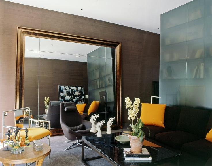 tendances-design-interieur-miroir-grand-salon-canapé-marron-accents-jaunes design d’intérieur