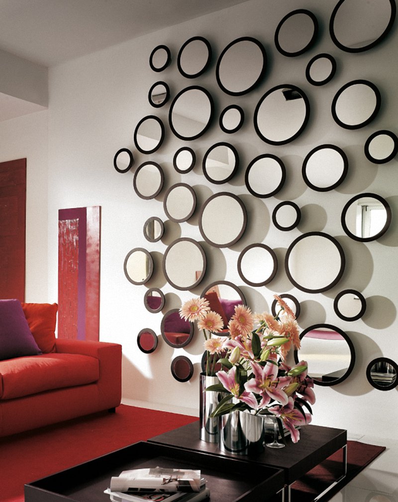 tendances-design-interieur-miroirs-groupe-ronds-salon-canapé-rouge design d’intérieur