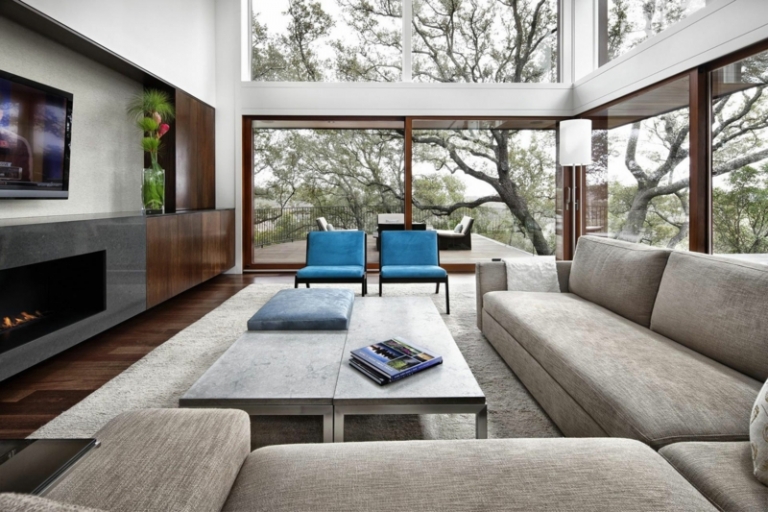 tendances-design-interieur-mobilier-gris-clair-chaises-bleues-cheminée-fenêtres-coulissantes
