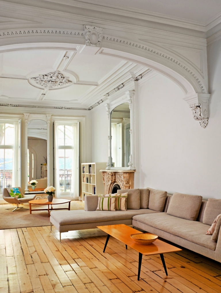 tendances-design-interieur-ornements-plâtre-style-classique-revêtement-sol-bois-canapé-beige design d’intérieur