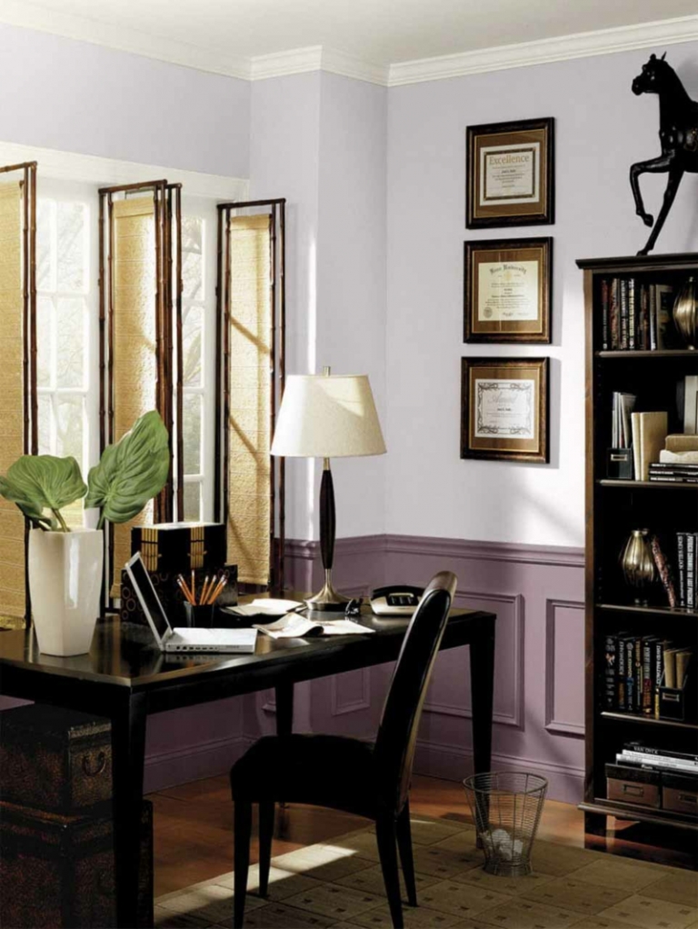 tendances-design-interieur-peinture-murale-rose-pâle-lilas-table-bois-noir-lampe-chevet