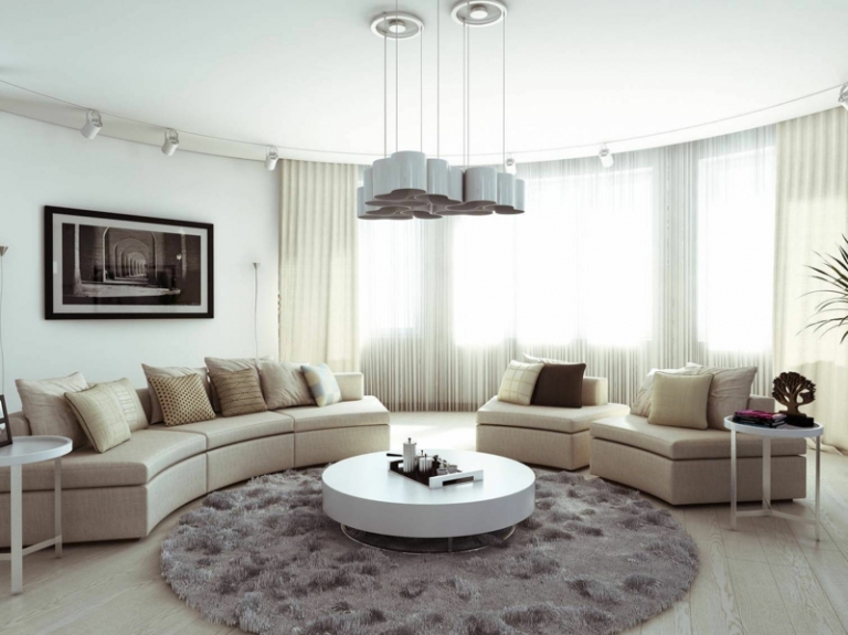 tendances-design-interieur-tapis-rond-gris-rideaux-légers-canapé-ovale-beige design d’intérieur