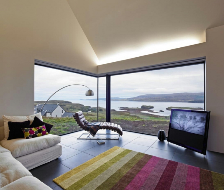 tendances-design-interieur-ventilateur-modenre-fenêtres-panoramiques-tapis-rayé