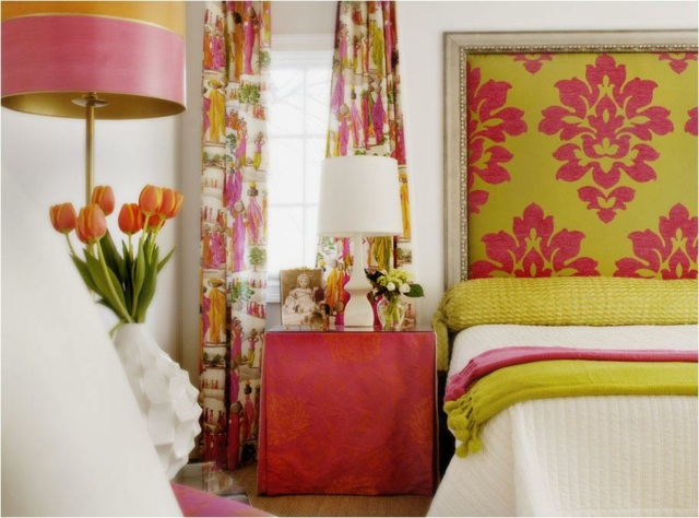 tête-de-lit-motif-floral-lampe-poser-rideaux-couverture
