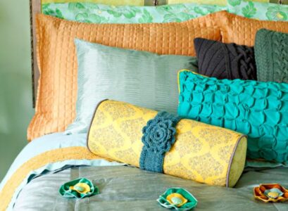 tête-de-lit-polochon-coussins-jaune-orange-fleurs-decoration-interieure