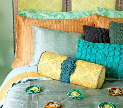 tête-de-lit-polochon-coussins-jaune-orange-fleurs-decoration-interieure